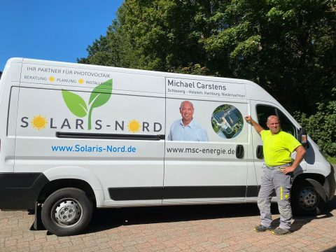 Solaris-Nord Firmenfahrzeug mit Michael Carstens